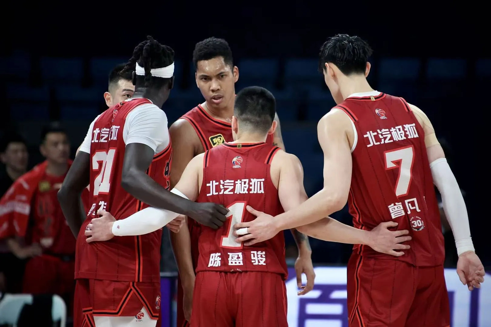 孟菲斯灰熊迎CBA季后赛关键赛；窗口期单刀错失；球迷炸锅；阵容厚度经受考验 