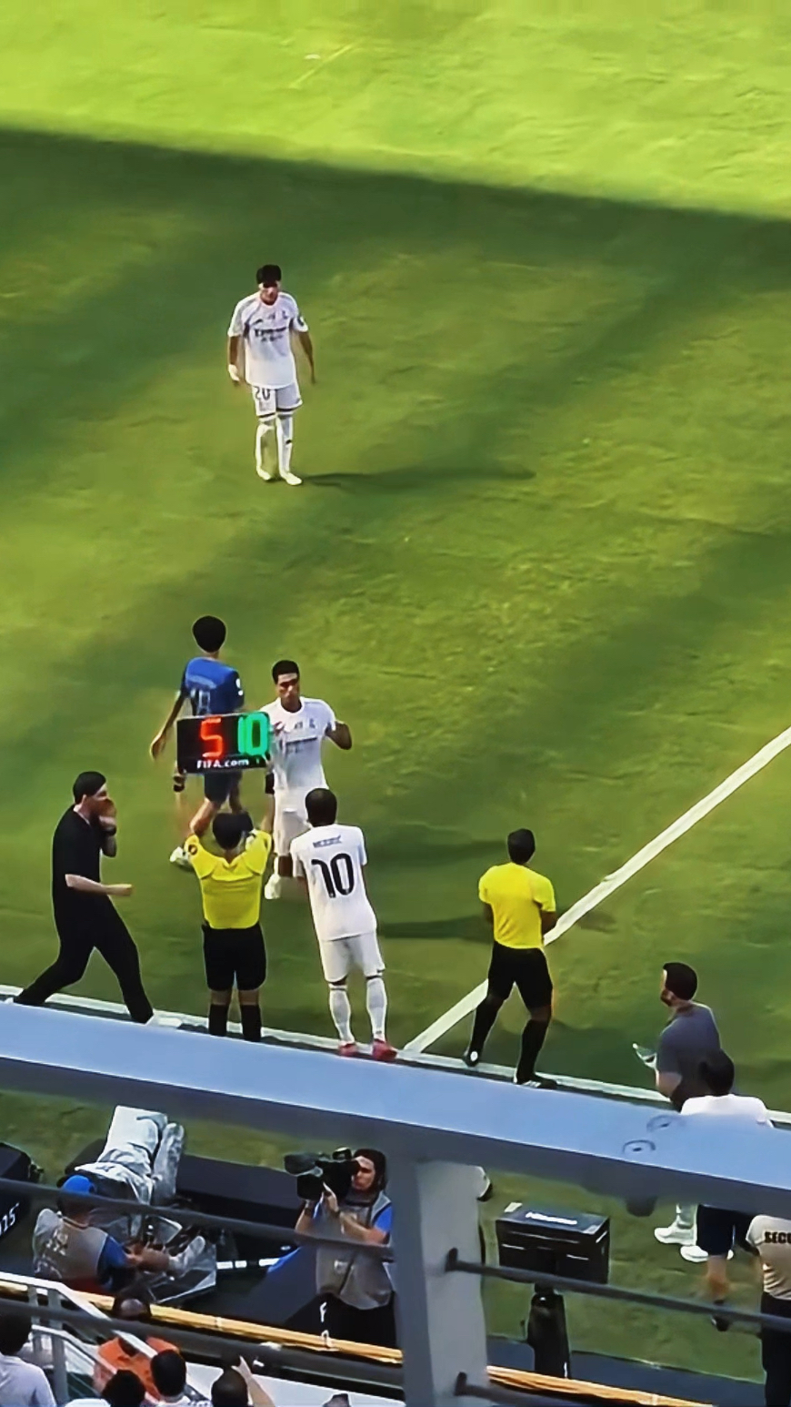 多特蒙德训练开放日；转会期门线救险引欢呼；NBA常规赛在即；控场能力受关注(多特蒙德2012夏训)