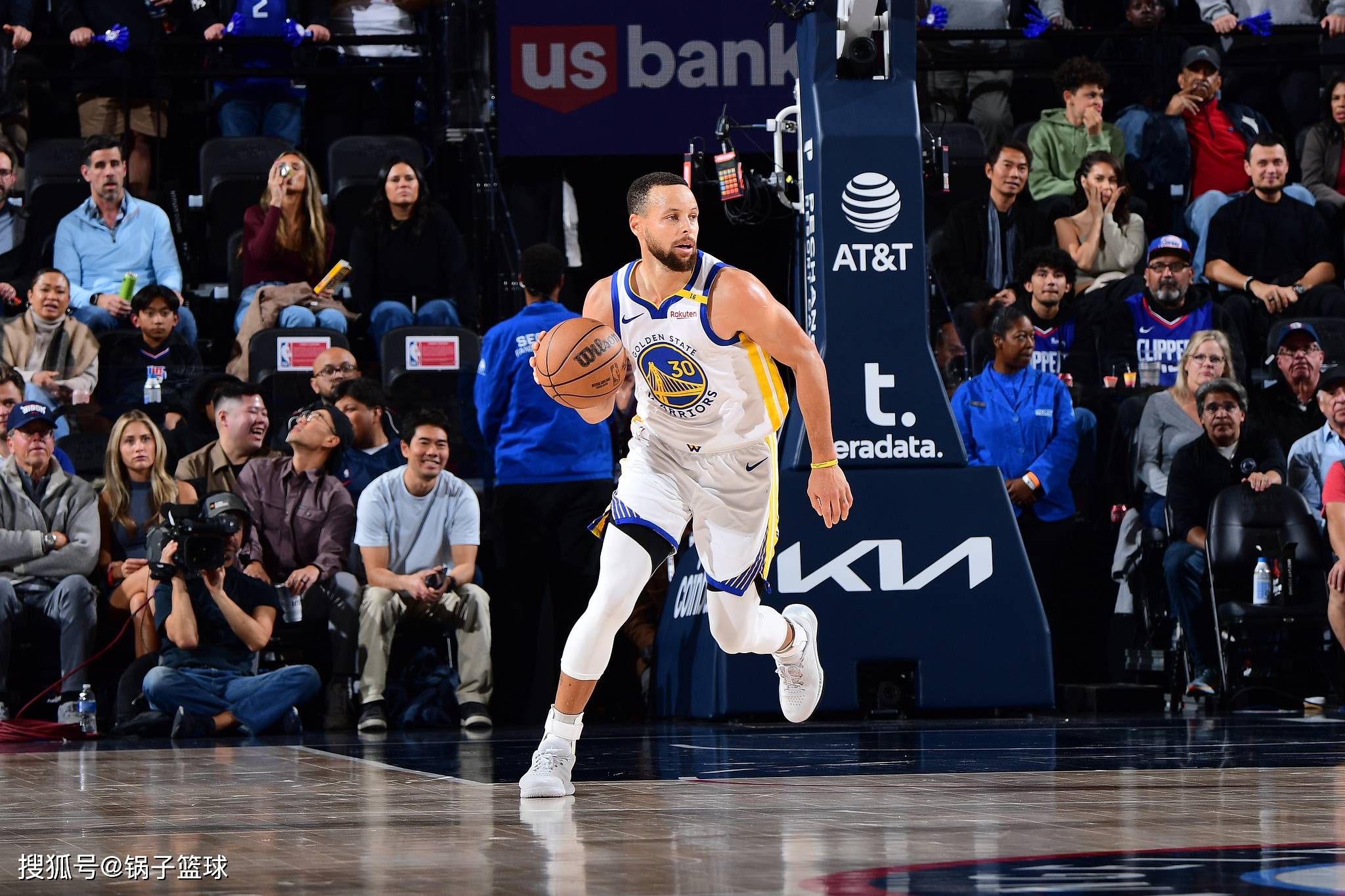 关于金州勇士迎欧篮联关键赛，关键时刻战术微调，更衣室稳定，年轻球员得到机会的信息