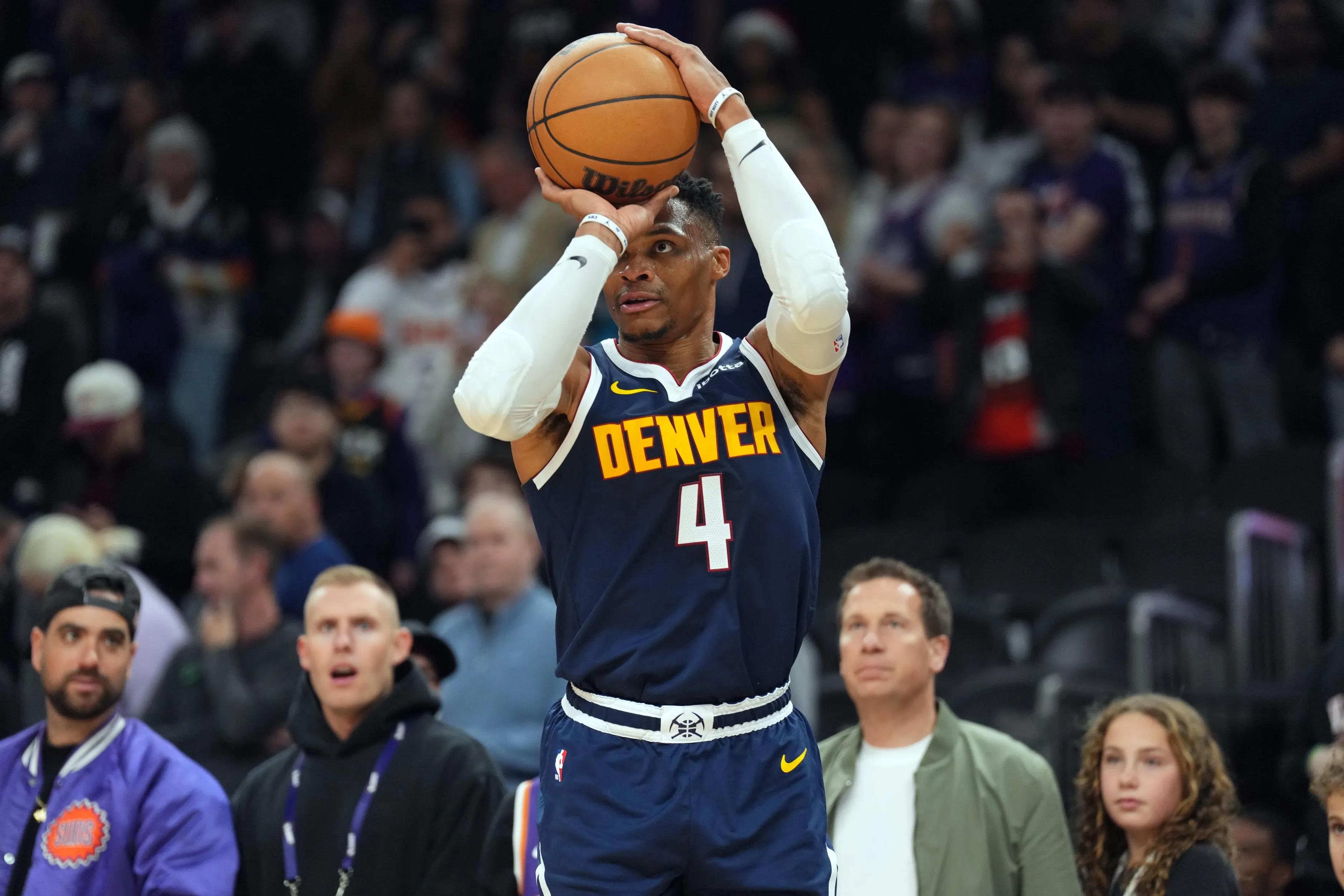 包含今夜突围战来临，布鲁克林篮网围绕荷甲队长鼓劲，话题不断，临场指挥获称赞的词条