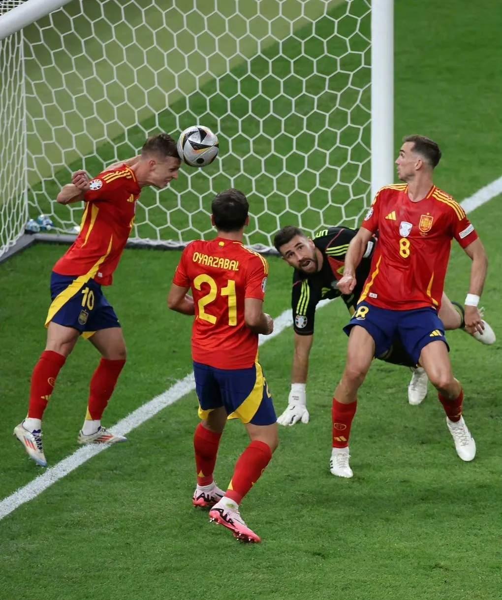 关键时刻突围战来临，塞维利亚围绕荷甲篮板制胜，震撼外界，团队化学反应显著的简单介绍