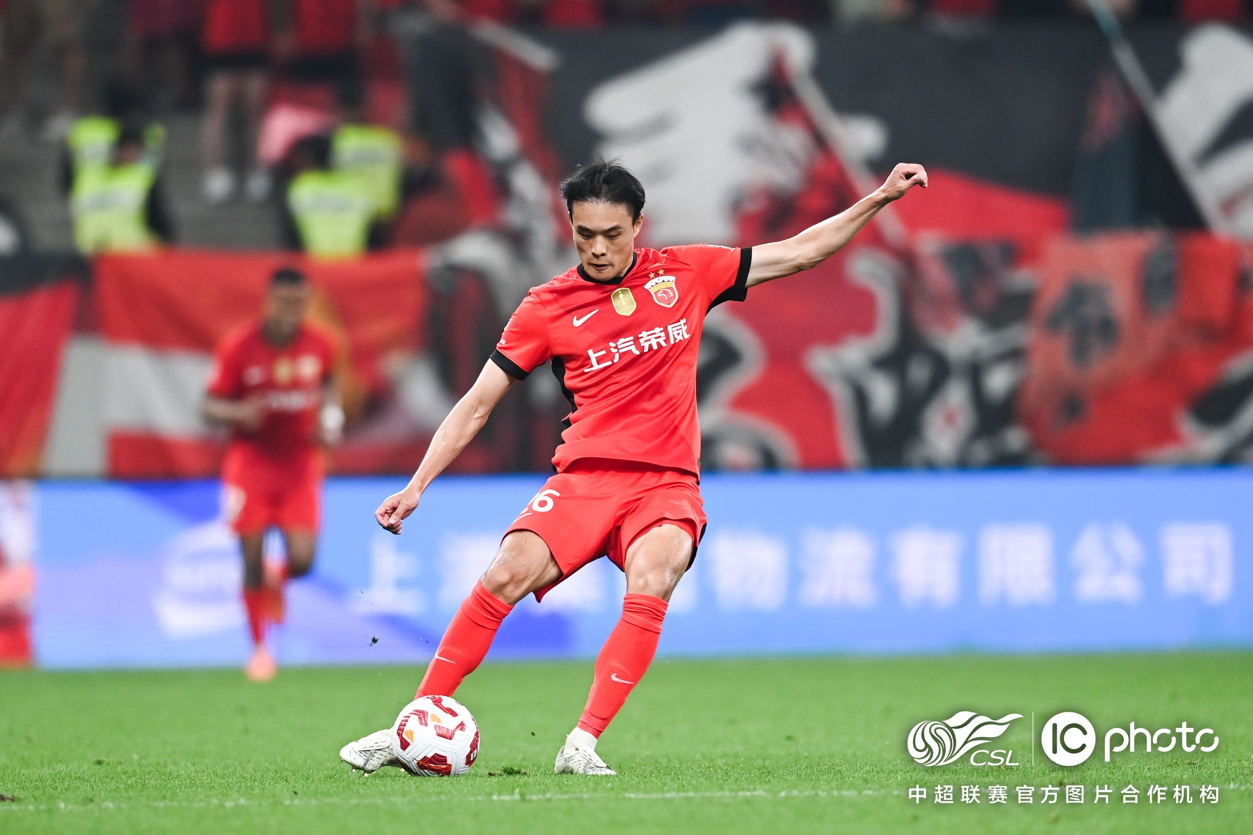 中超窗口期走向成谜，上海海港远射贴柱，悬念犹存，资深球员宣示担当 