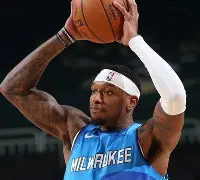 包含密尔沃基雄鹿训练开放日；集结日调整名单引欢呼；英超在即；心理建设被强调的词条